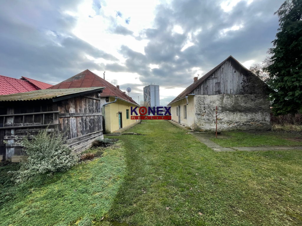 Dva staršie domy s veľkým pozemkom pri centre Michaloviec. foto